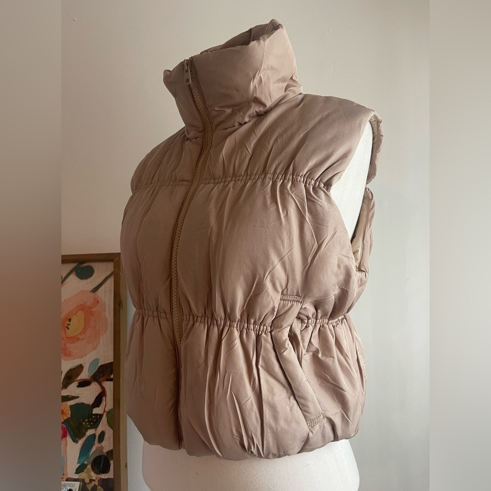 *NEW* Women’s Cropped Puffer Vest in Taupe | Size M - Picture 3 of 6